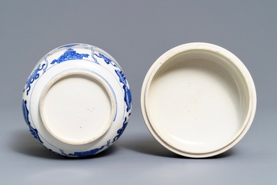 Un bol couvert en porcelaine de Chine bleu et blanc &agrave; d&eacute;cor d'antiquit&eacute;s, Kangxi