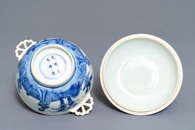 Un bol couvert sur pr&eacute;sentoir en porcelaine de Chine bleu et blanc, marque de Chenghua, Kangxi
