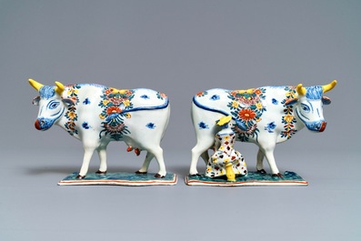 Twee polychrome Delftse figuren van koeien op grondjes, 18e eeuw