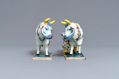 Deux mod&egrave;les de vaches sur un tertre en fa&iuml;ence de Delft polychrome, 18&egrave;me