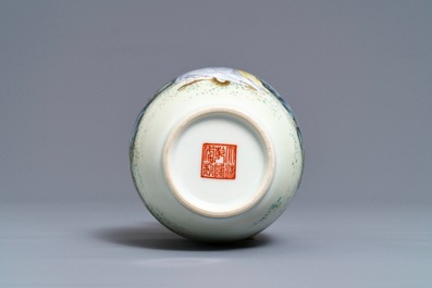 Een fijne Chinese fencai vaas met figuren in een landschap, Qianlong merk, Republiek, 20e eeuw