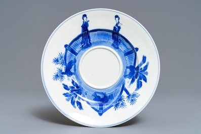 Un bol couvert sur pr&eacute;sentoir en porcelaine de Chine bleu et blanc, marque de Chenghua, Kangxi