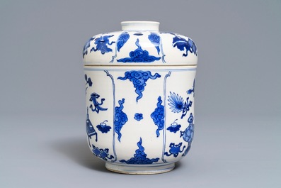 Un bol couvert en porcelaine de Chine bleu et blanc &agrave; d&eacute;cor d'antiquit&eacute;s, Kangxi
