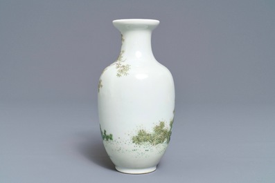 Un vase en porcelaine de Chine fencai &agrave; d&eacute;cor de figures dans un paysage, marque de Qianlong, R&eacute;publique, 20&egrave;me