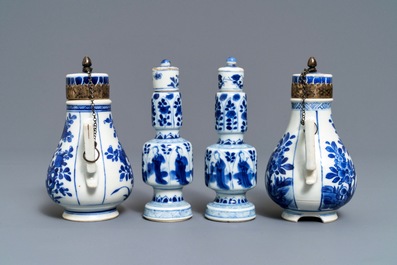 Une paire de vases et une paire de verseuses en porcelaine de Chine bleu et blanc, Kangxi