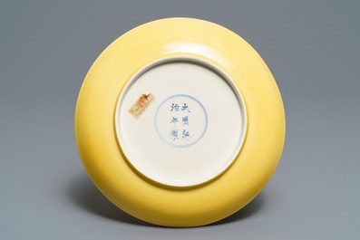 Une assiette en porcelaine de Chine jaune monochrome, marque de Hongzhi, 19/20&egrave;me