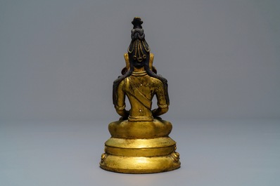 Een Sino-Mongoolse ingelegde verguld bronzen figuur van Amitayus, 18/19e eeuw