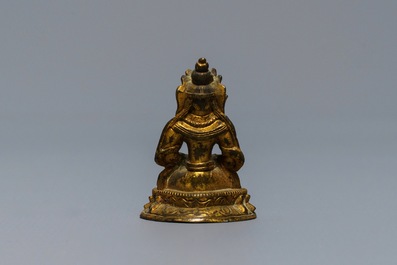 Een Sino-Tibetaanse verguld bronzen miniatuur figuur van Boeddha, 16/17e eeuw