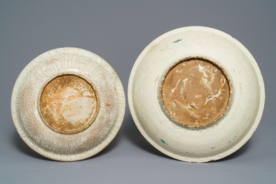 Twee Chinese polychrome Swatow schotels, Ming