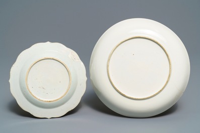 Deux assiettes armori&eacute;es en porcelaine de Chine famille rose pour le march&eacute; hollandais, Qianlong