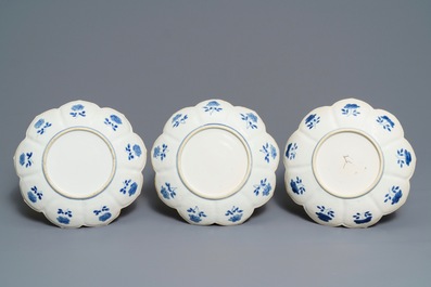 Drie Chinese blauwwitte borden in lotusvorm, Kangxi