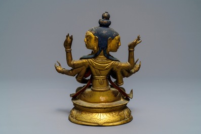 Een Sino-Tibetaanse ingelegde verguld koperen figuur van Ushnishavijaya, 18e eeuw