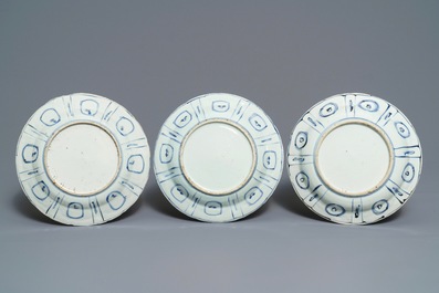 Trois assiettes en porcelaine de Chine bleu et blanc de type kraak, Wanli