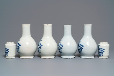Quatre bouteilles et deux pots de pharmacie en fa&iuml;ence de Delft bleu et blanc, 18&egrave;me