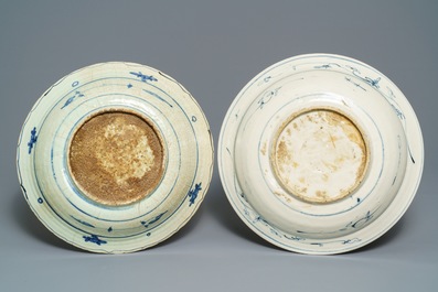 Deux plats en porcelaine de Chine bleu et blanc dite 'de Swatow', Ming