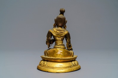 Een Sino-Tibetaanse ingelegde verguld koperen figuur van een Witte Tara, 18/19e eeuw