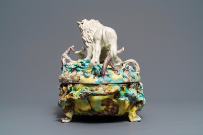 Une grande terrine en fa&iuml;ence de Bruxelles &agrave; d&eacute;cor d'un lion combattant un chien, 1&egrave;re moiti&eacute; du 18&egrave;me
