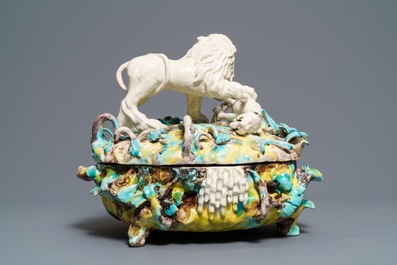 Une grande terrine en fa&iuml;ence de Bruxelles &agrave; d&eacute;cor d'un lion combattant un chien, 1&egrave;re moiti&eacute; du 18&egrave;me