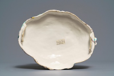 Une grande terrine en fa&iuml;ence de Bruxelles &agrave; d&eacute;cor d'un lion combattant un chien, 1&egrave;re moiti&eacute; du 18&egrave;me