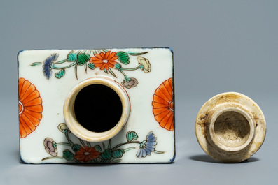 Een Chinese famille verte theebus, een bord en een famille rose stem cup, Kangxi/Yongzheng
