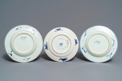 Trois assiettes en porcelaine de Chine bleu et blanc, anc. coll. Auguste le Fort, Kangxi