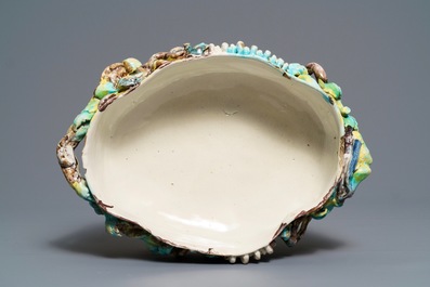 Une grande terrine en fa&iuml;ence de Bruxelles &agrave; d&eacute;cor d'un lion combattant un chien, 1&egrave;re moiti&eacute; du 18&egrave;me