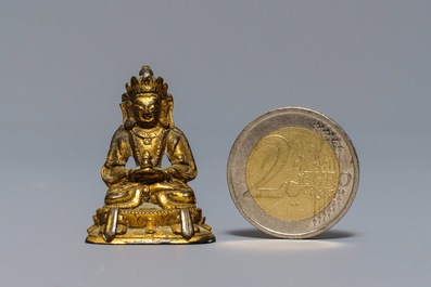 Une figure miniature de Bouddha en bronze dor&eacute;, Sino-Tibet, 16/17&egrave;me