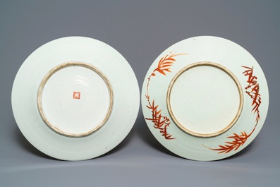 Deux grands plats en porcelaine de Chine famille rose, 19&egrave;me