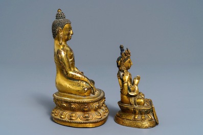 Twee Sino-Tibetaanse verguld bronzen figuren van Boeddha Shakyamuni en Avalokitesvara, 18/19e eeuw