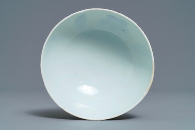 Een Chinese blauwwitte Ming-stijl 'palace bowl', Yongzheng merk en periode