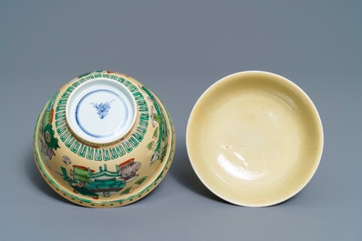 Un bol couvert en porcelaine de Chine famille verte &agrave; fond caf&eacute;-au-lait, Kangxi
