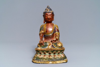 Een Sino-Tibetaanse beschilderde bronzen figuur van Boeddha Bhaisajyaguru, 17/18e eeuw