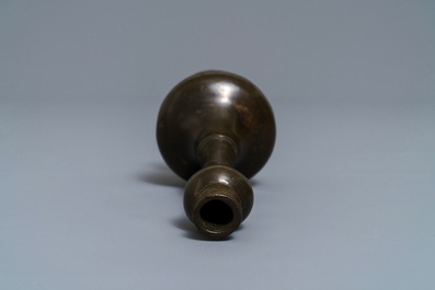 Een Chinese bronzen 'knoflook' vaas met goudspatten, Ming