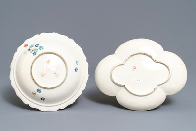 Drie stukken in Kakiemon-stijl porselein, Chantilly, Frankrijk, 18e eeuw