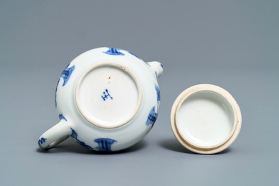 Une th&eacute;i&egrave;re d'apr&egrave;s un mod&egrave;le en Yixing et une assiette &agrave; d&eacute;cor anhua en porcelaine de Chine bleu et blanc, Tianqi et Kangxi