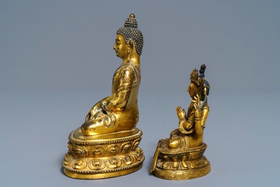 Twee Sino-Tibetaanse verguld bronzen figuren van Boeddha Shakyamuni en Avalokitesvara, 18/19e eeuw