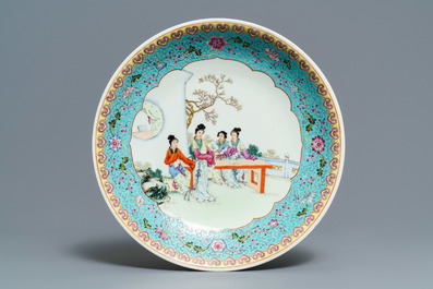 Deux plats et un vase en porcelaine de Chine famille rose, 19/20&egrave;me