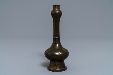 Een Chinese bronzen 'knoflook' vaas met goudspatten, Ming