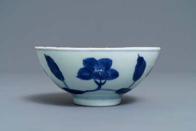 Een Chinese blauwwitte Ming-stijl 'palace bowl', Yongzheng merk en periode