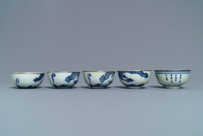 Vijf Chinese blauwwitte 'Bleu de Hue' kommen voor de Vietnamese markt, Nei Fu merken, 19e eeuw