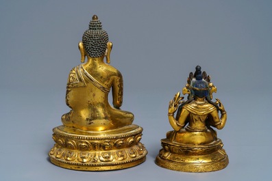 Twee Sino-Tibetaanse verguld bronzen figuren van Boeddha Shakyamuni en Avalokitesvara, 18/19e eeuw