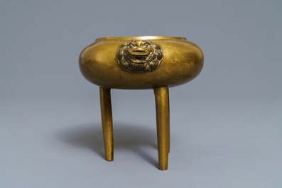 Un br&ucirc;le-parfum tripod en bronze aux anses en forme de t&ecirc;tes de lions, Chine, 19/20&egrave;me