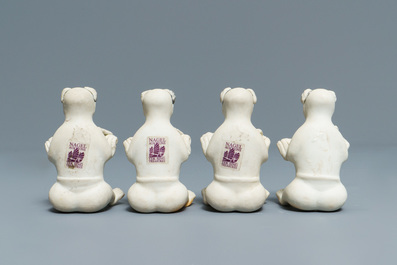 Quatre figures en biscuit du 'Tek Sinig Cargo' et une paire des fr&egrave;res Hoho en famille verte, Kangxi