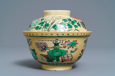 Un bol couvert en porcelaine de Chine famille verte &agrave; fond caf&eacute;-au-lait, Kangxi