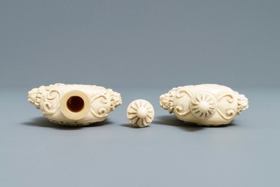 Een paar Chinese ivoren snuifflesjes, 19e eeuw