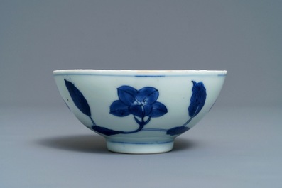 Een Chinese blauwwitte Ming-stijl 'palace bowl', Yongzheng merk en periode