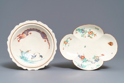 Drie stukken in Kakiemon-stijl porselein, Chantilly, Frankrijk, 18e eeuw