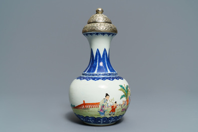 Twee Chinese famille rose schotels en een vaas met zilveren montuur, 19/20e eeuw
