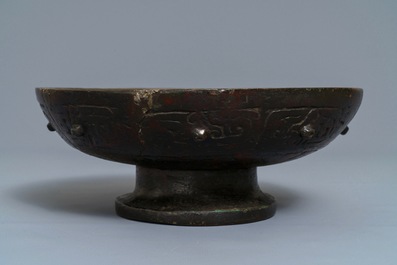 Un bol sur piedouche en bronze, Chine, Ming