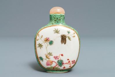 Une tabati&egrave;re en porcelaine de Chine famille rose, marque et &eacute;poque de Daoguang